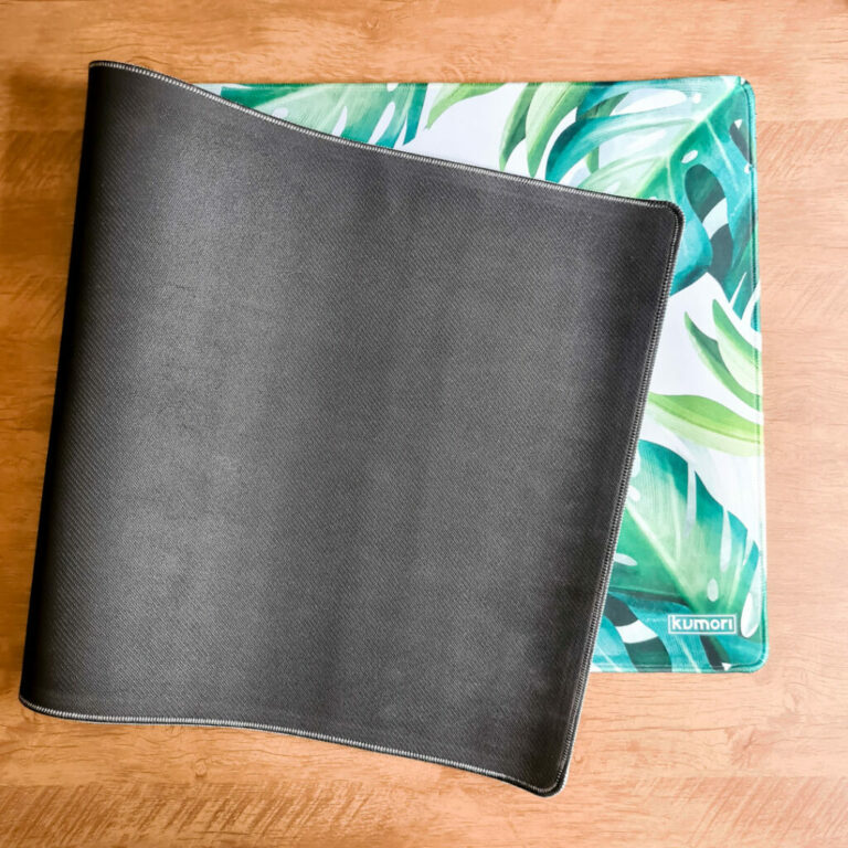 Qual é a diferença dos materiais usados nos deskmats? 